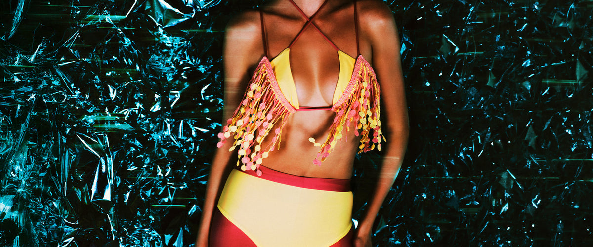 Banner de Carnaval 2026 com look de beachwear colorido, top com franjas e hot pants em composição vibrante e festiva da La Gea