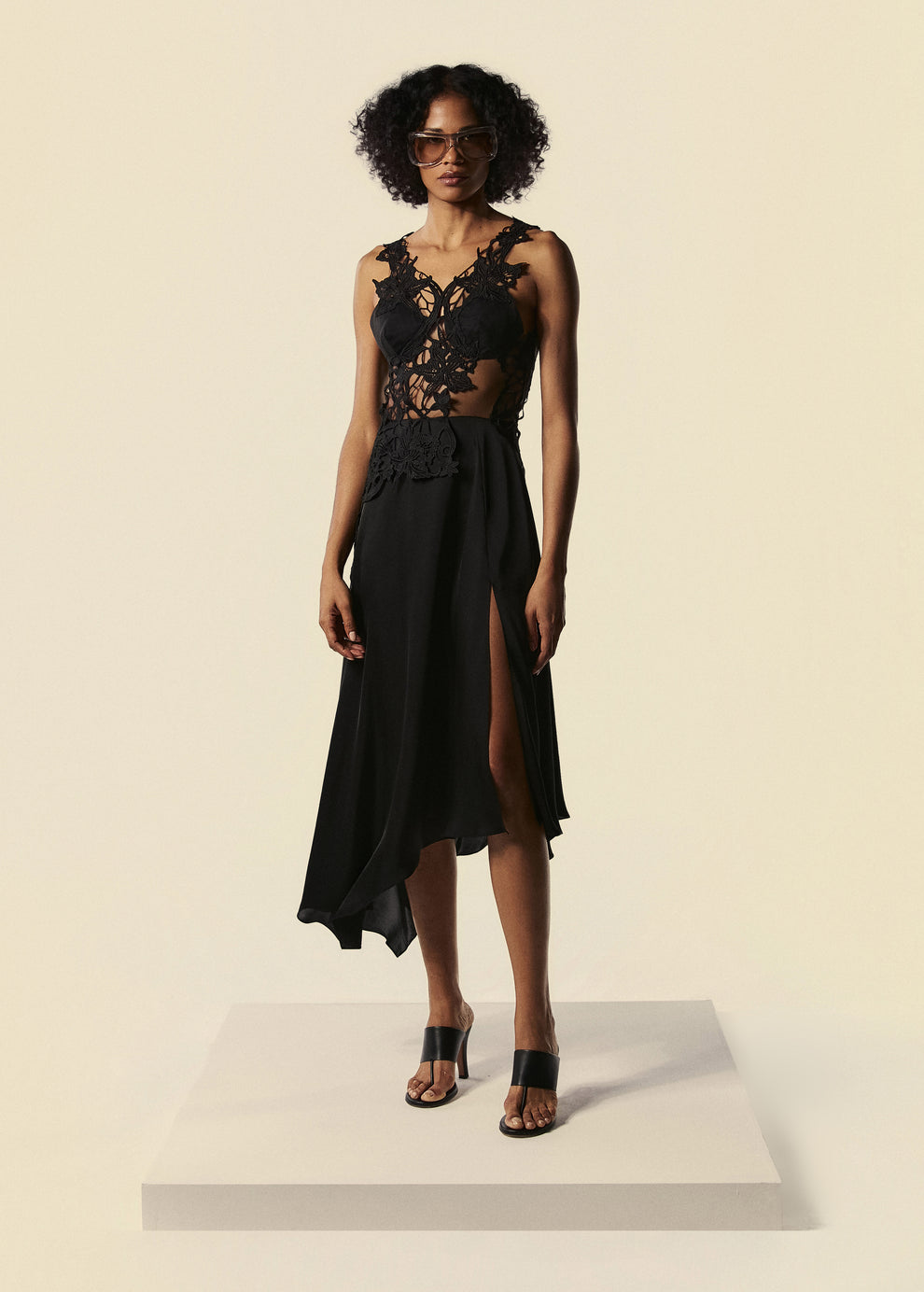 VESTIDO ASSIMETRICO MIDI RECORTE ASTROS