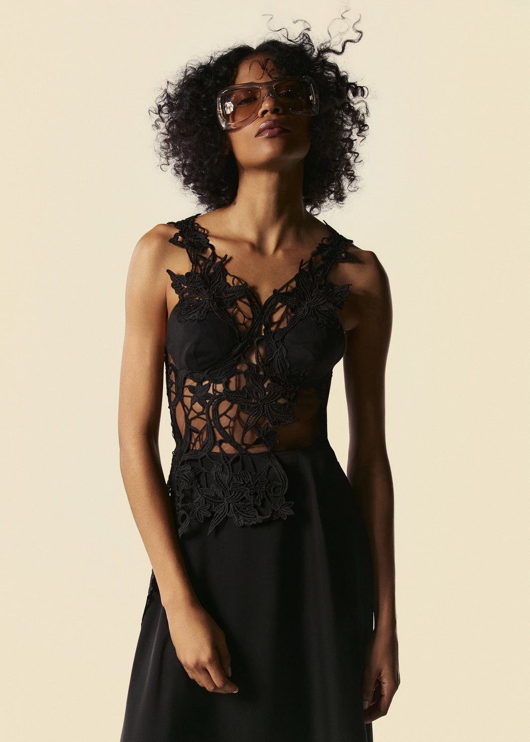 VESTIDO ASSIMETRICO MIDI RECORTE ASTROS