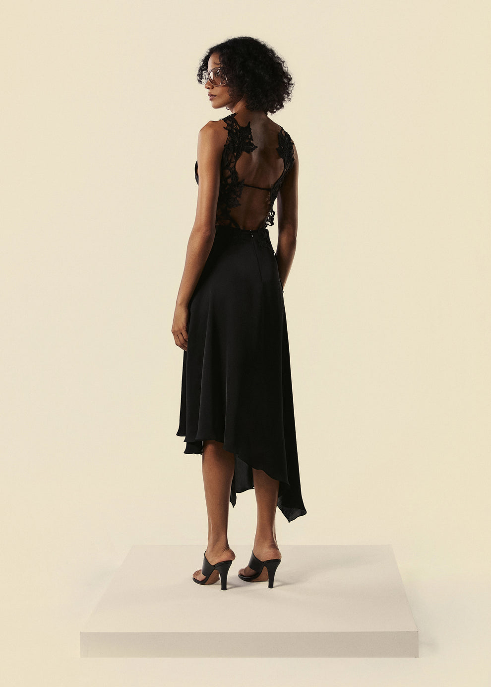 VESTIDO ASSIMETRICO MIDI RECORTE ASTROS