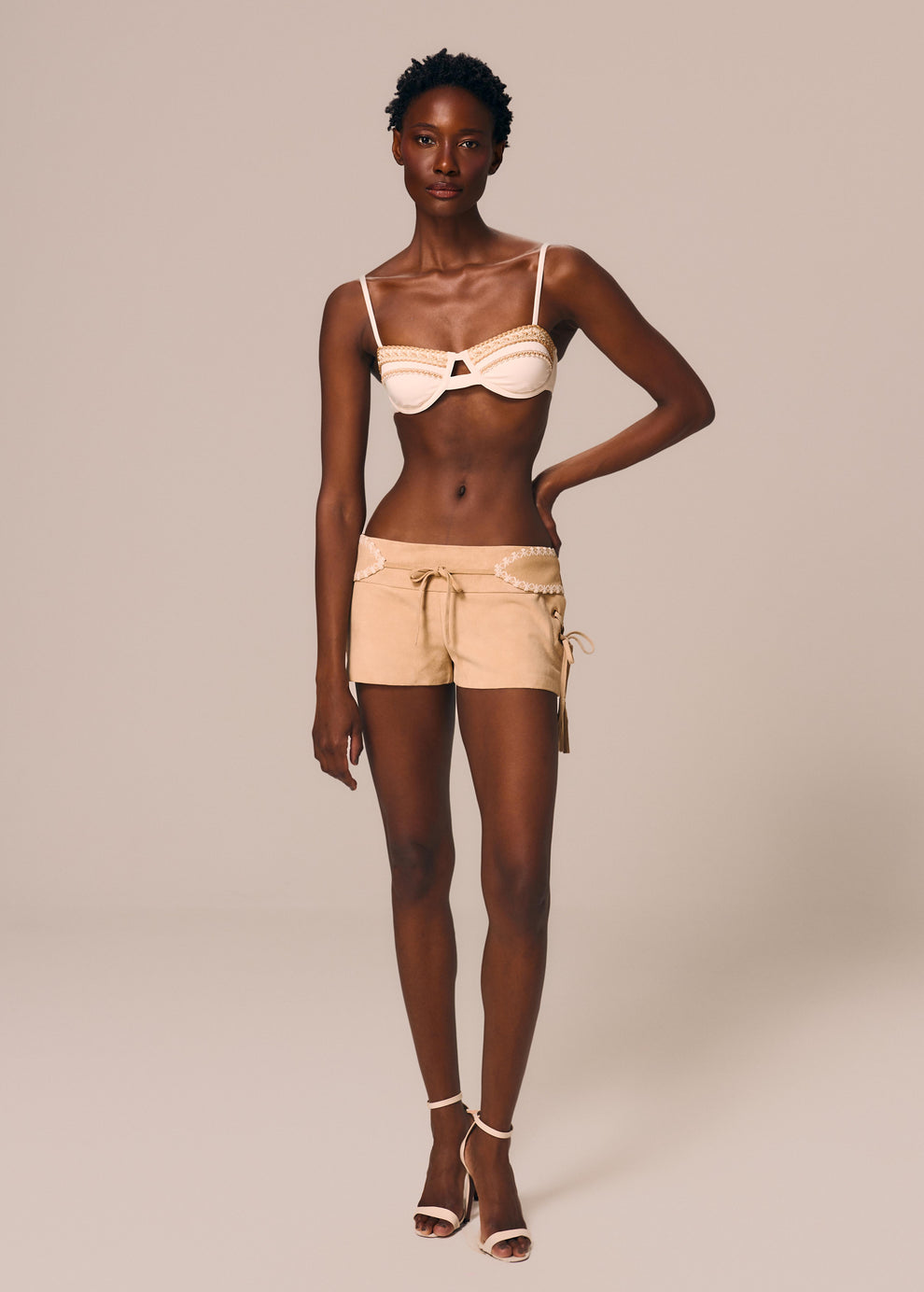 SHORT CURTO CHAMOISE AREIA