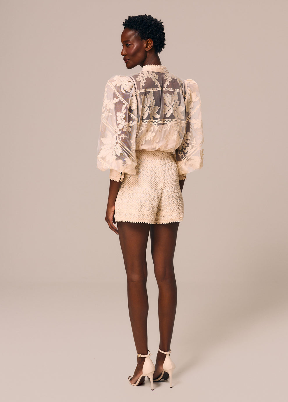 SHORTS CURTO ALINHAVO