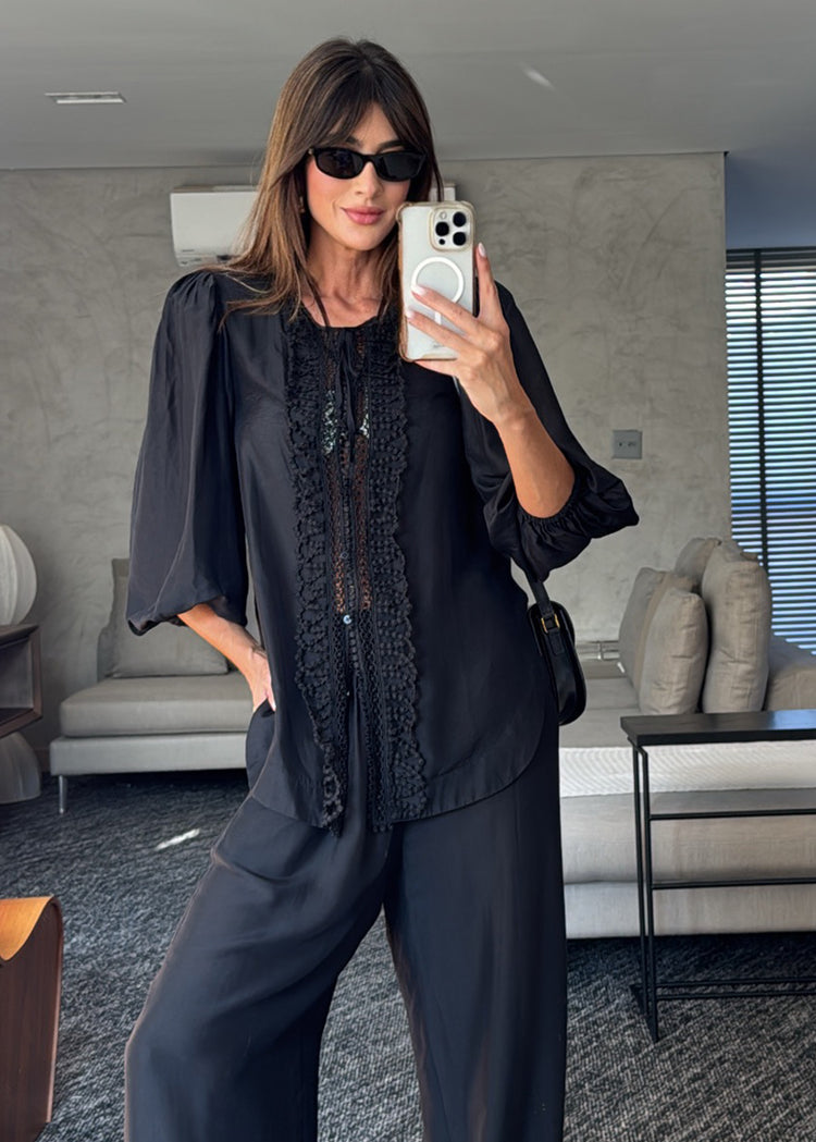 Modelo vestindo roupa