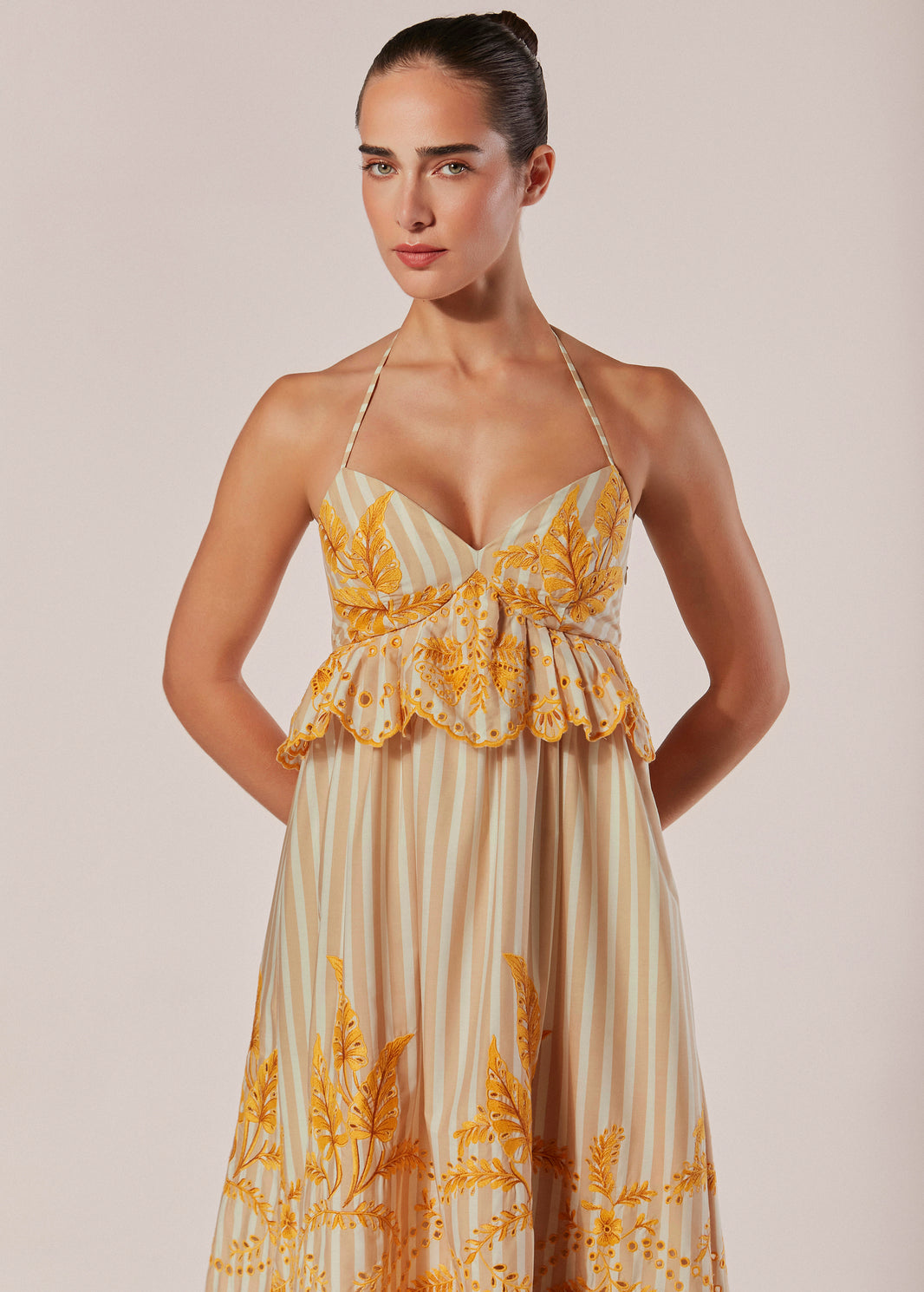 VESTIDO LONGO COM ALCAS LISTRAS BORDADA ANIMA