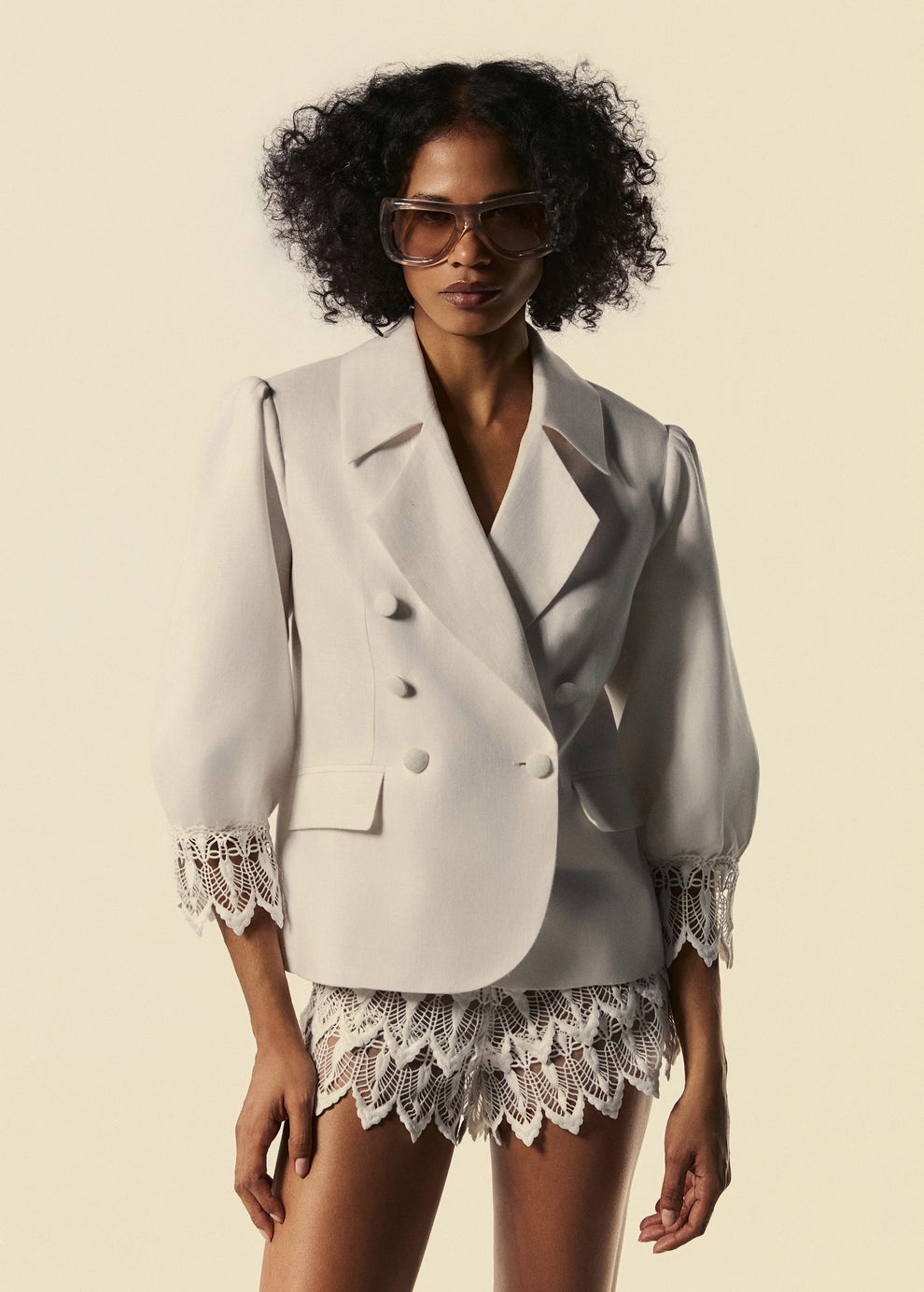 Detalhe do blazer feminino Elixir na cor off white com abotoamento duplo e guipir nos punhos.