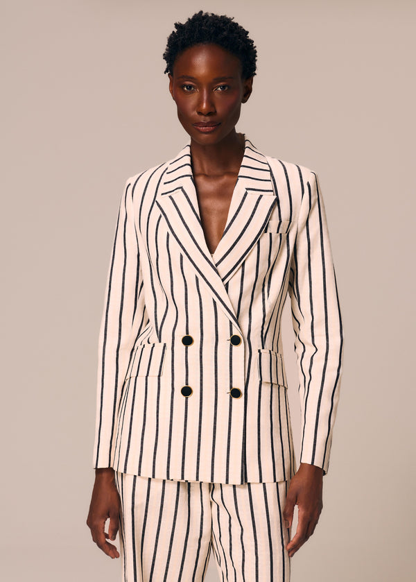 Modelo veste blazer feminino listrado off White e preto com abotoamento duplo Eterno La Gea