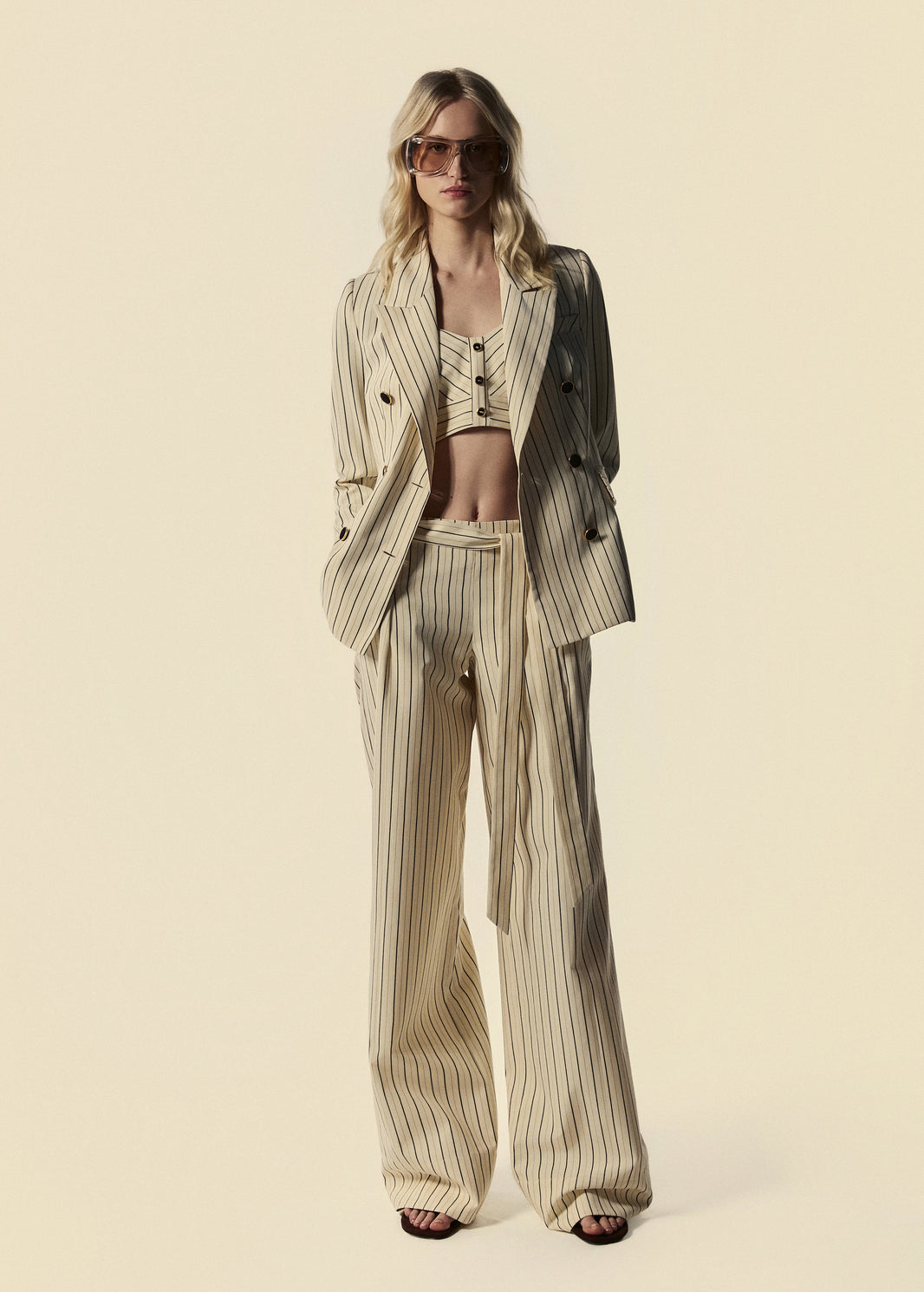 Look listrado da La Gea com blazer, top curto e calça pantalona do lançamento de Verão 27.