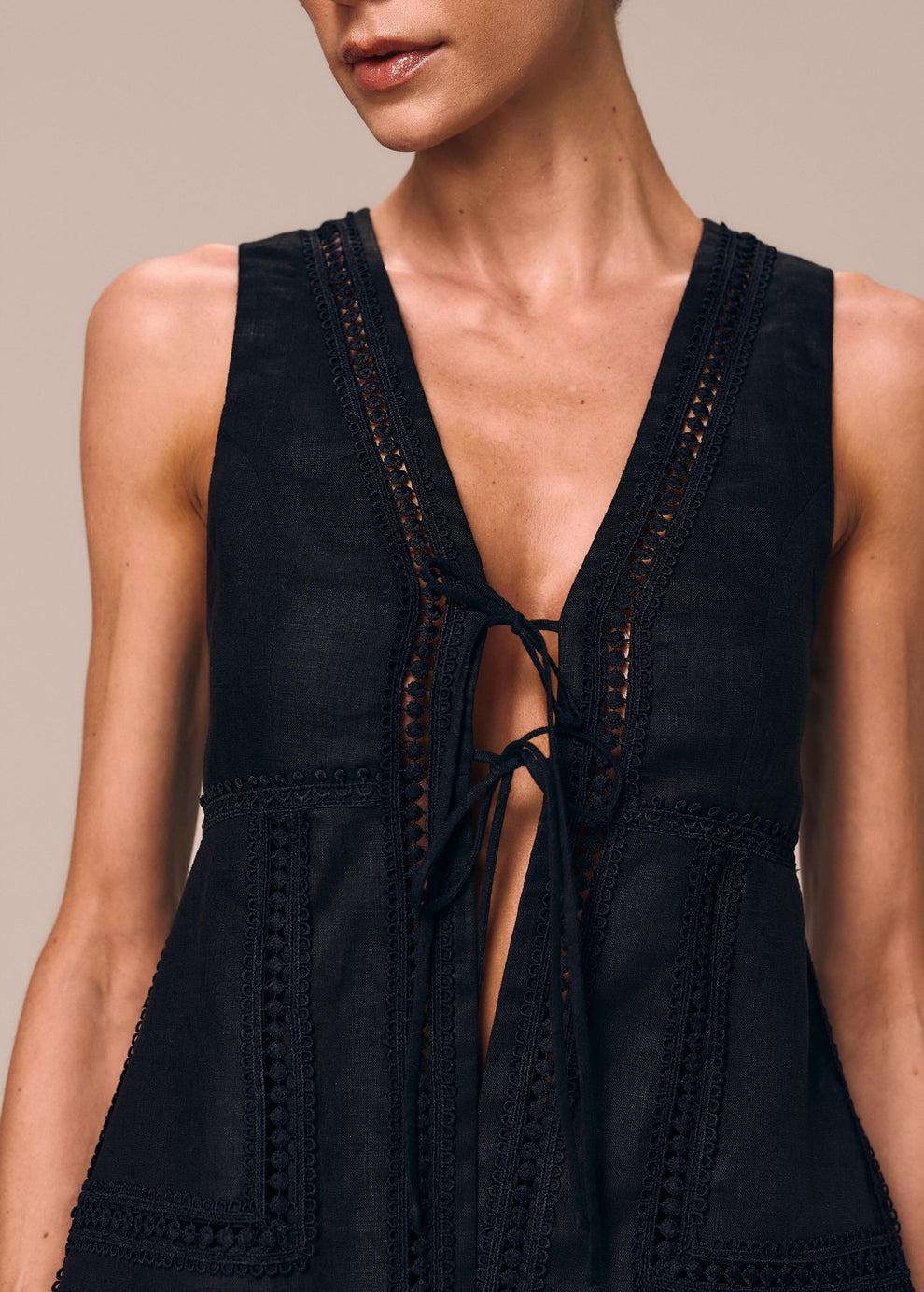 Detalhe da blusa regata com amarração frontal Essência La Gea na cor preto