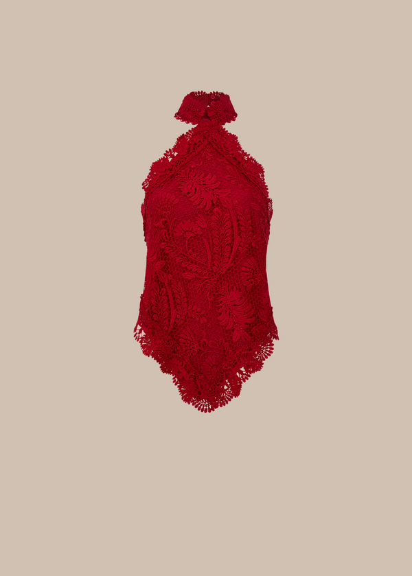 Still da blusa frente única de renda em vermelho da coleção de Euro Summer da La Gea família Radice.