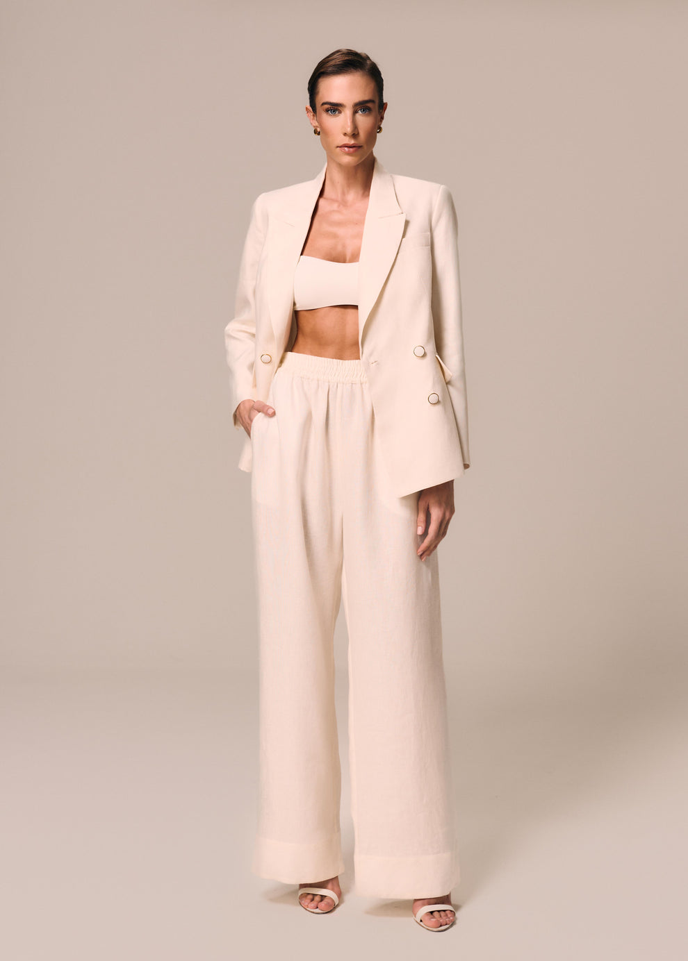 Modelo veste calça boxer off White com blazer alfaiataria e abotoamento duplo Essência La Gea