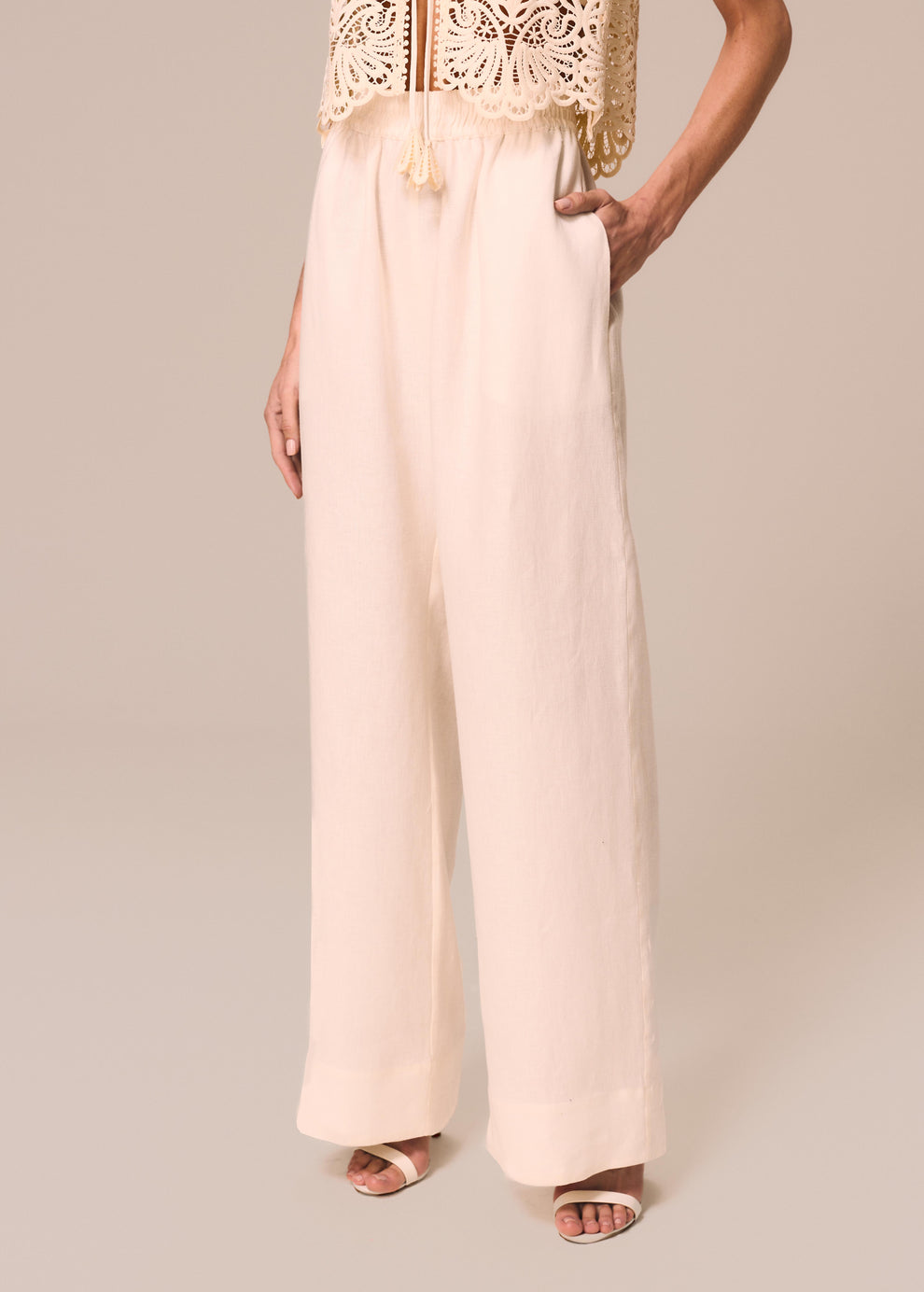 Detalhe da calça cintura alta modelo boxer off White Essência La Gea