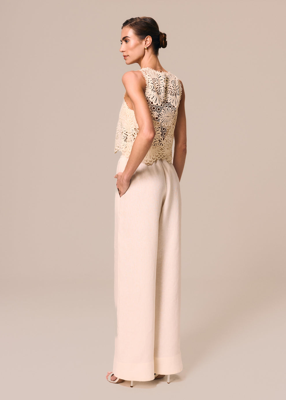 Modelo de costas veste calça boxer off White Essência com blusa regata em renda Cerâmica La Gea