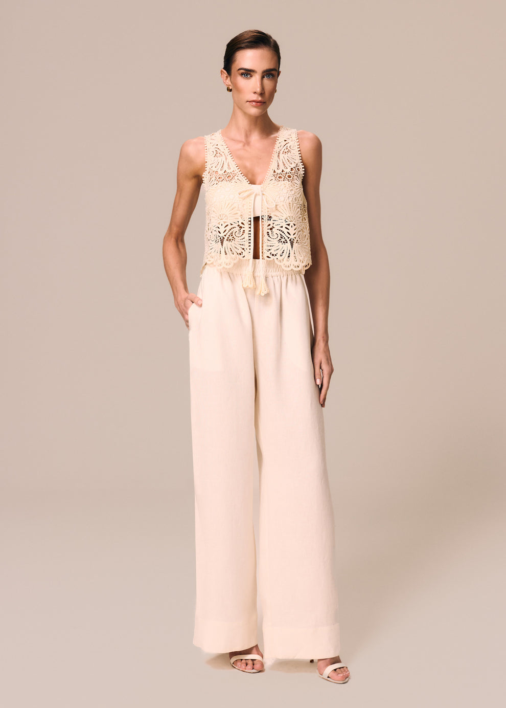 Modelo veste calça boxer off White Essência com blusa com amarração frontal em renda Cerâmica La Gea