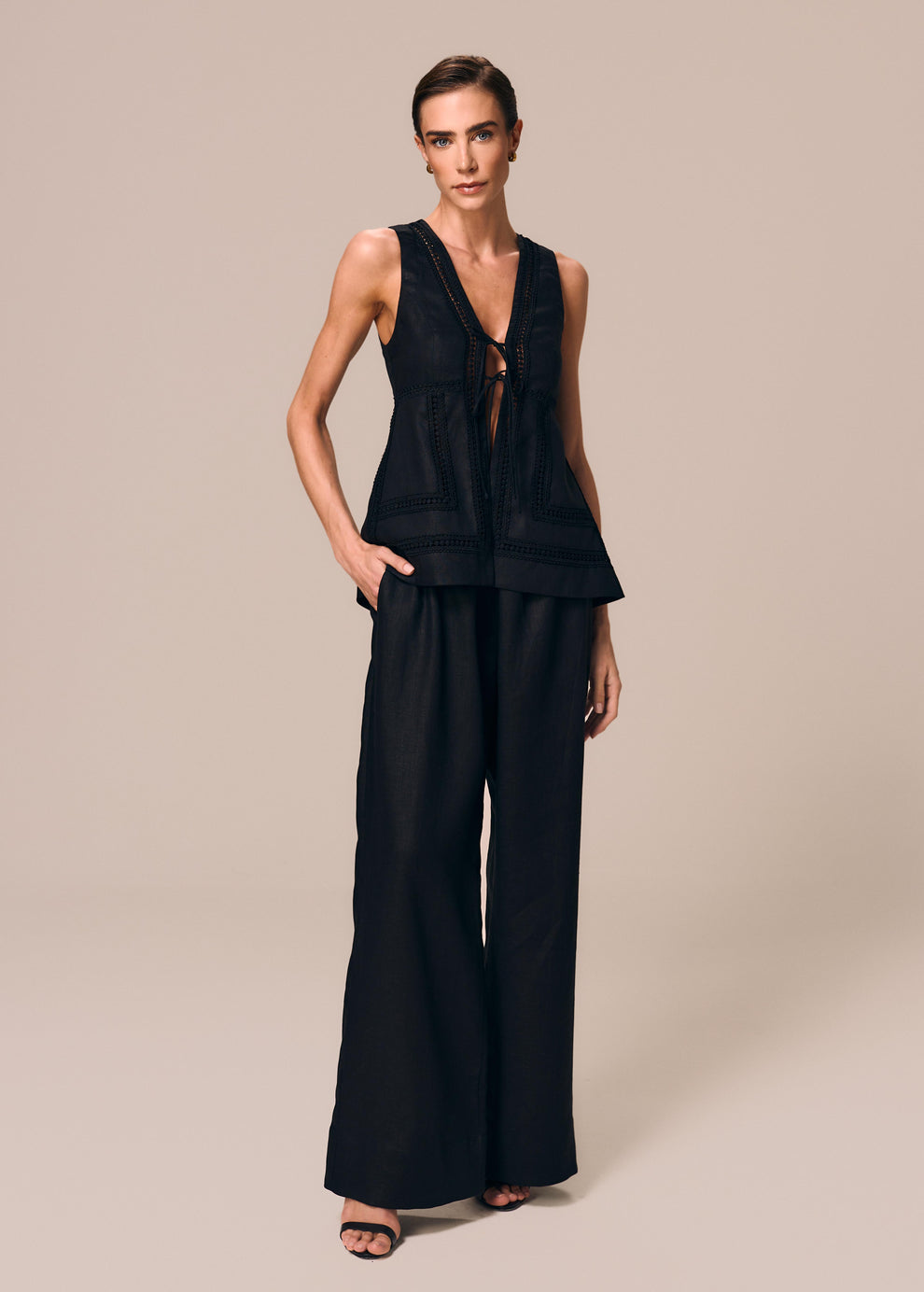 Modelo veste calça boxer preta com blusa regata e amarração dupla frontal preta Essência La Gea