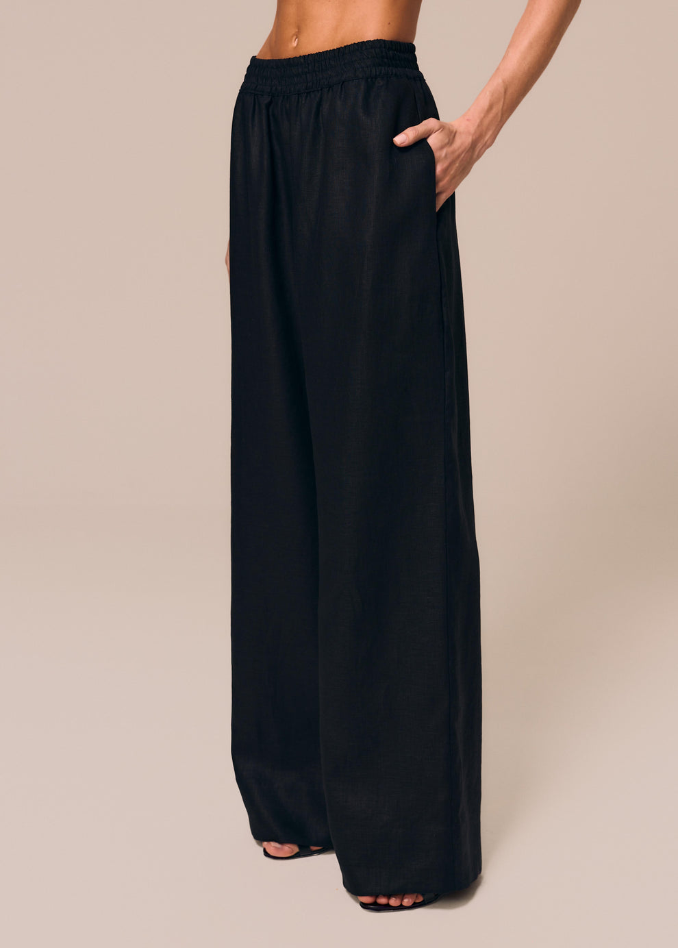 Detalhe calça boxer preta Essência La Gea com caimento reto