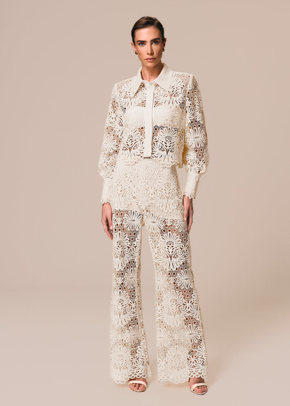 Modelo veste composição em renda off White com calça flare e camisa feminina Cerâmica La Gea