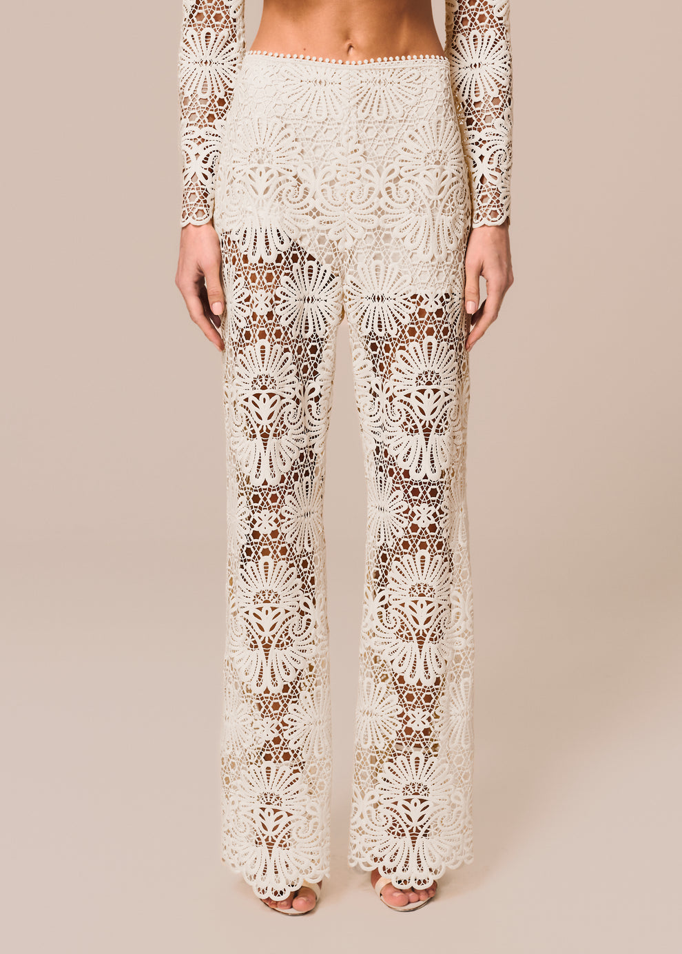 Detalhe da calça flare em renda off White Cerâmica La Gea
