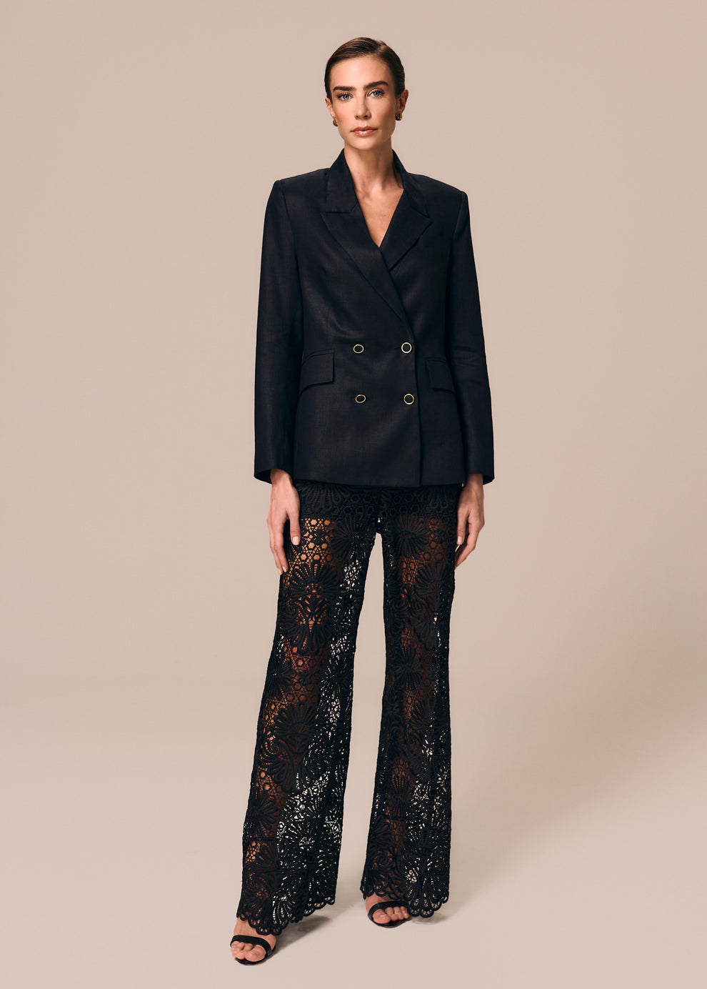 Modelo combina calça flare em renda preta Cerâmica com blazer alfaiataria feminino Essência La Gea