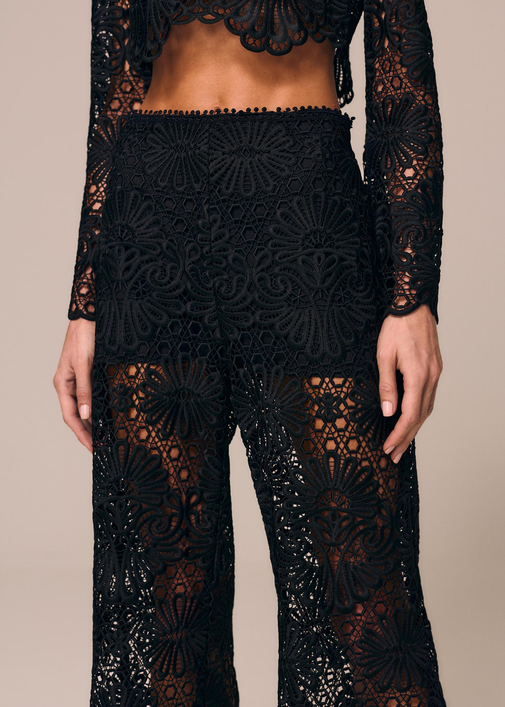 Detalhe da renda da calça flare com forro em shorts Cerâmica La Gea