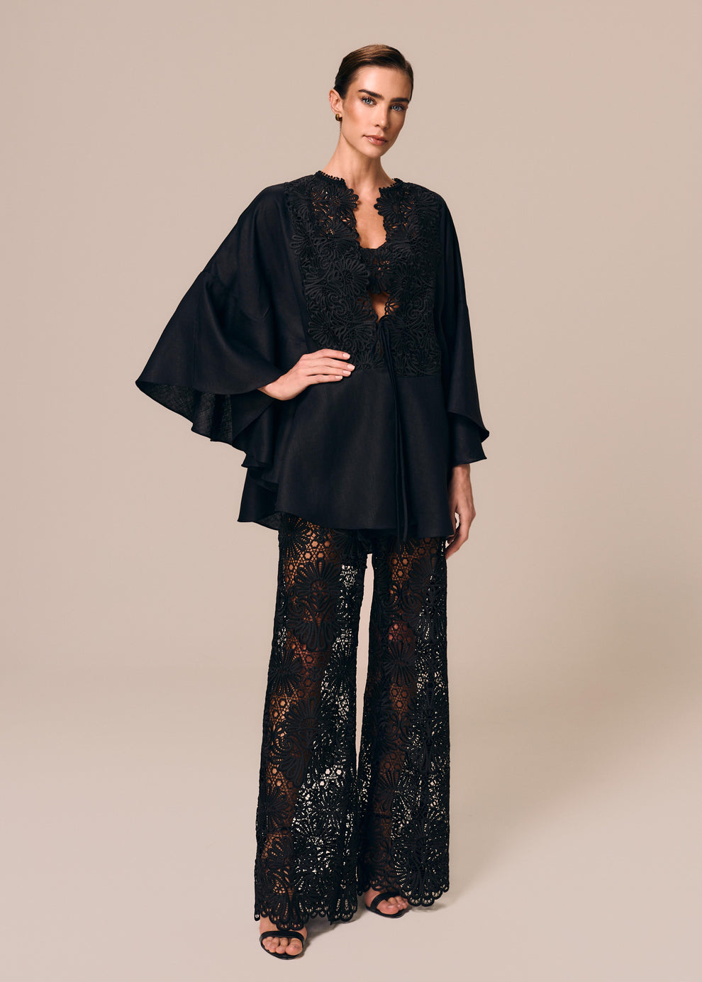 Modelo combina calça flare em renda preta Cerâmica com kimono curto Essência e top de biquíni bandeau Pedra La Gea