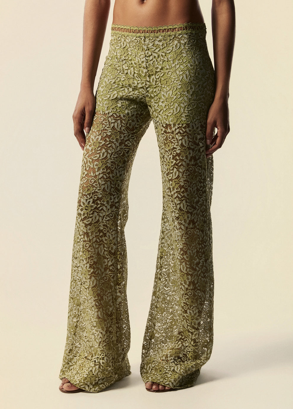 Detalhe da calça flare em renda com transparência e forro de shorts da família Bosque do lançamento de Verão 27 da La Gea.