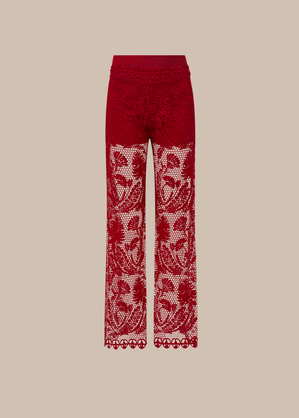 Still da calça pantalona em renda vermelha da família Radice com forro comprimento de shorts curto.