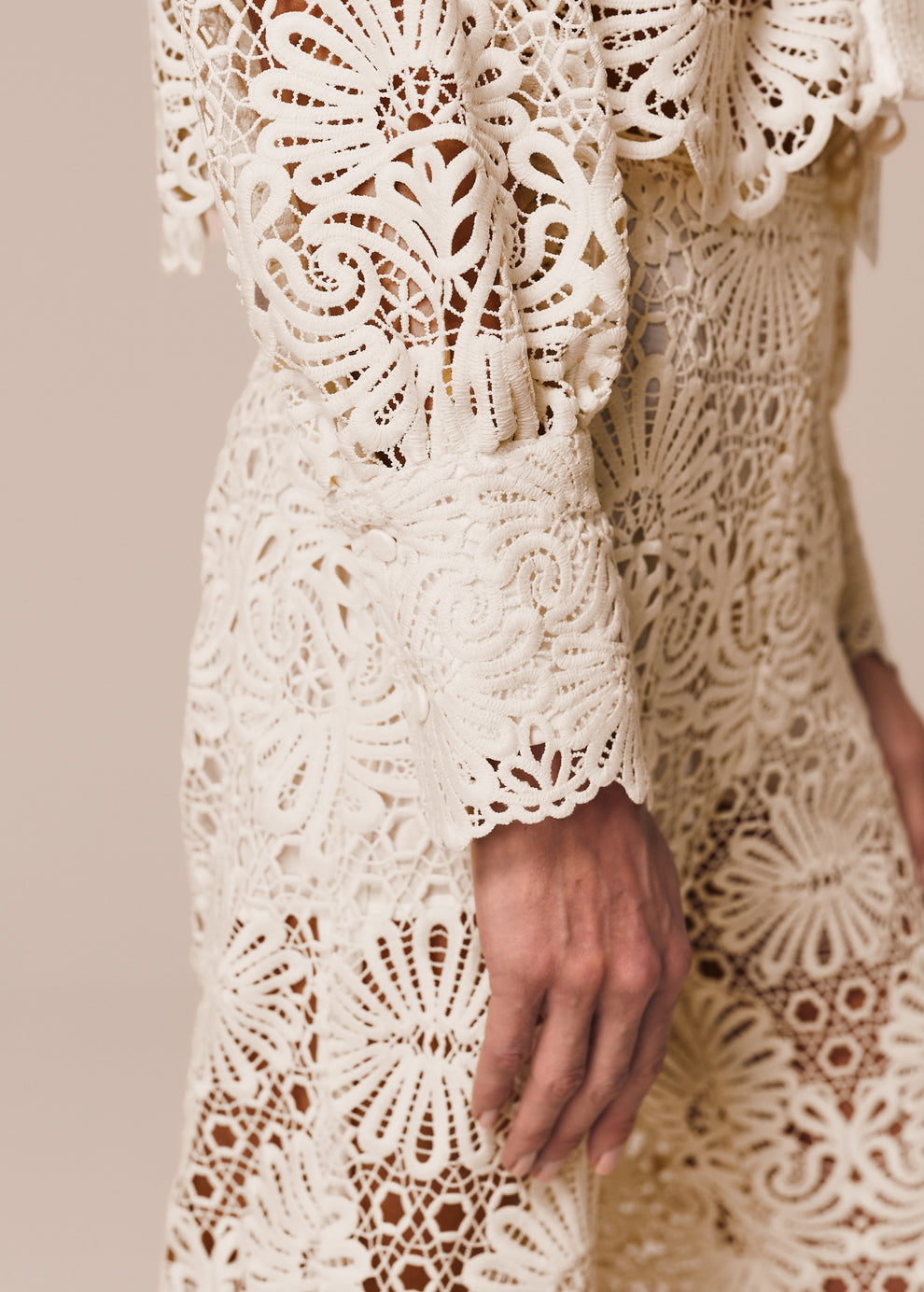 Detalhe do punho da camisa feminina em renda off white Cerâmica La Gea