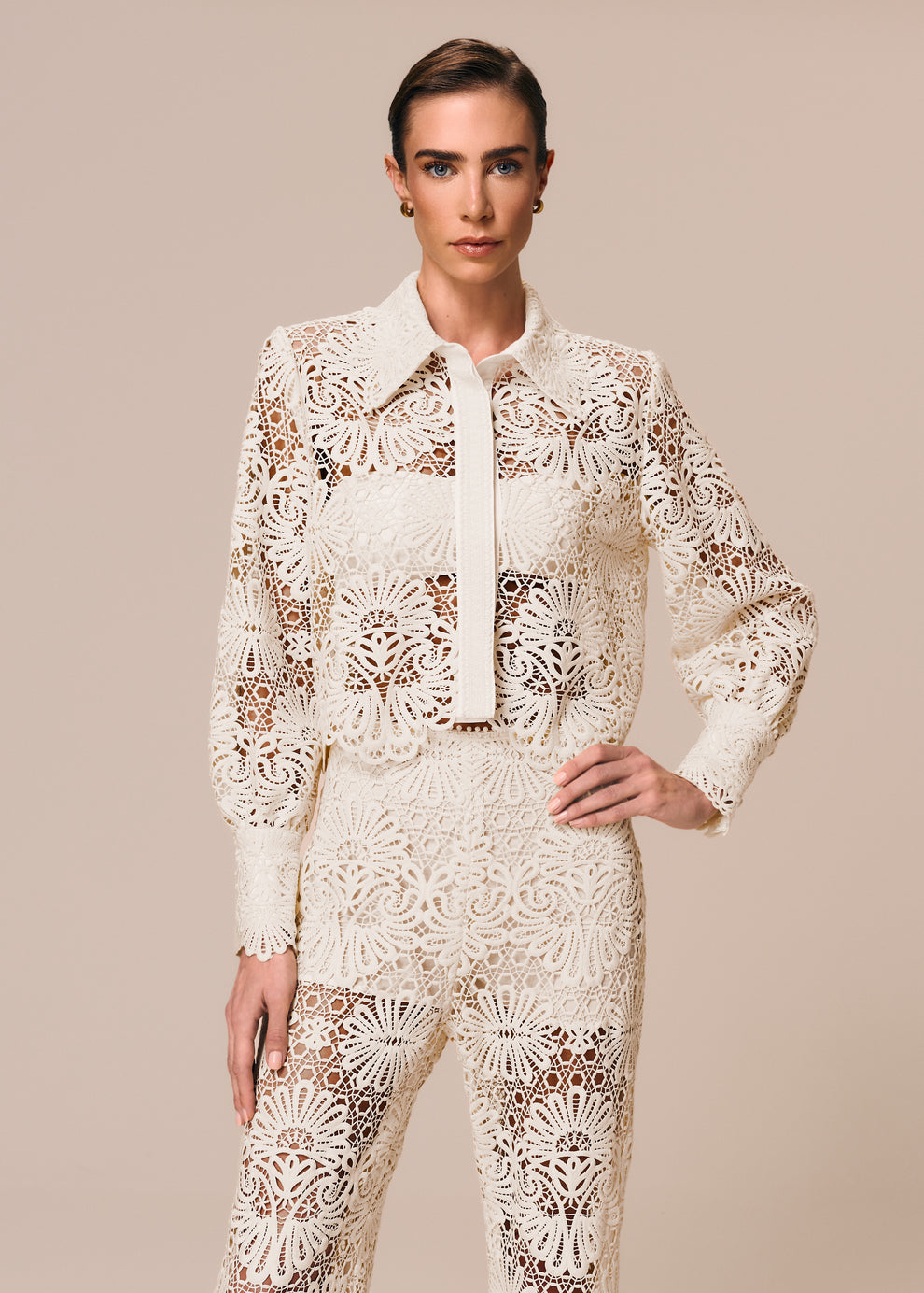 Modelo veste camisa feminina em renda off white Cerâmica La Gea com top de biquíni bandeau