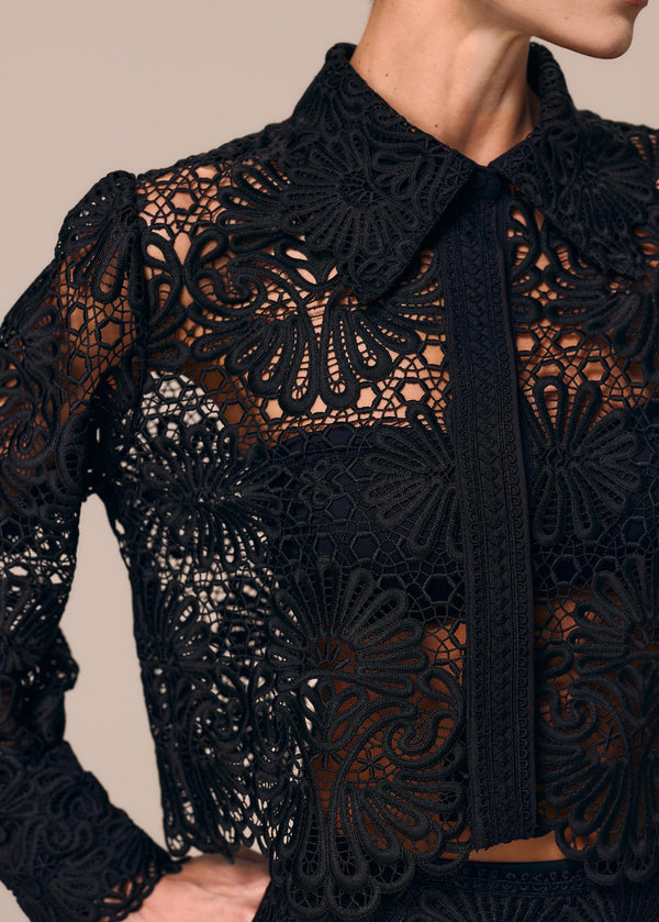Detalhe da camisa feminina preta em renda Cerâmica La Gea com top de biquíni bandeau como forro