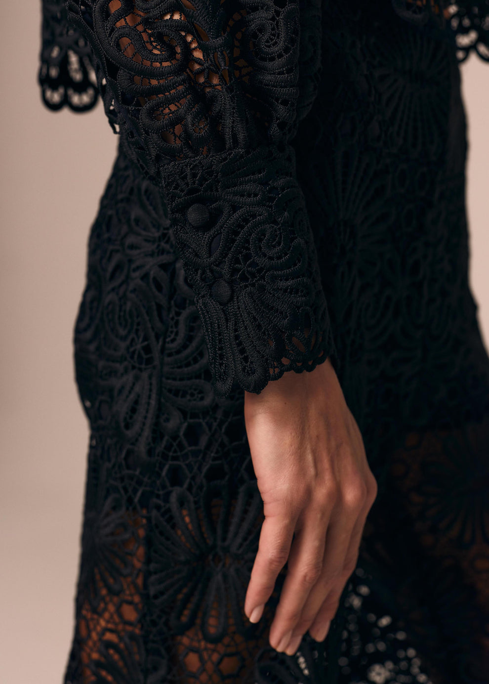Detalhe do punho da camisa feminina em renda preta Cerâmica La Gea