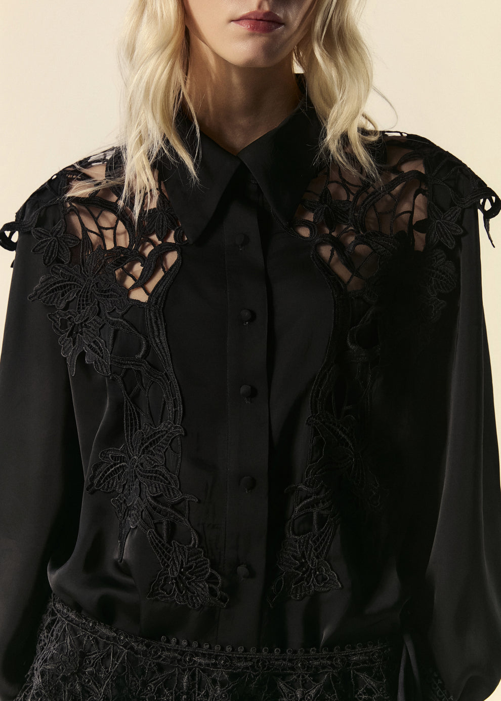 Detalhe da renda da camisa feminina Astros da La Gea na cor preta com botões forrados.