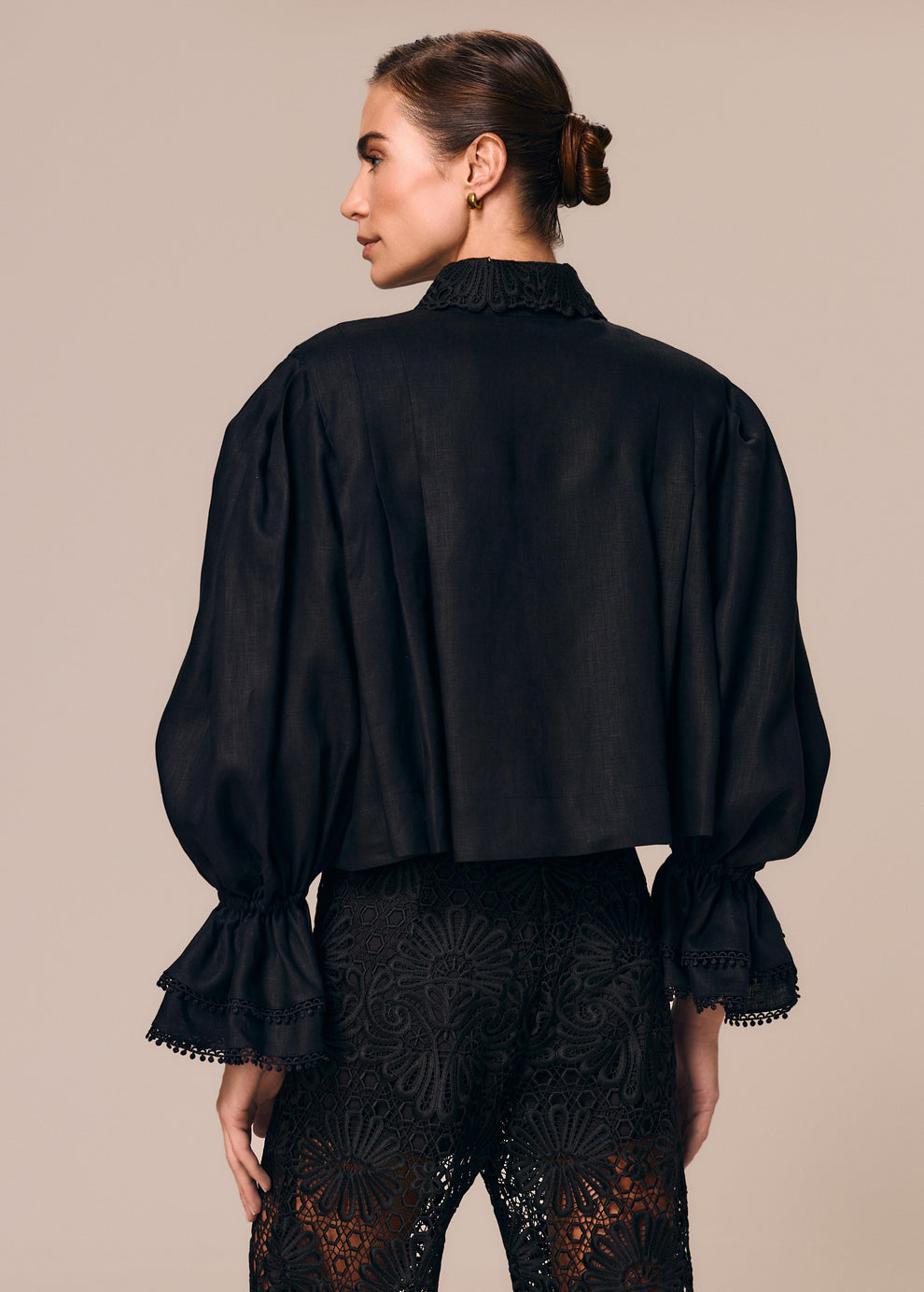 Detalhe das costas da camisa feminina preta Essência La Gea com pregas