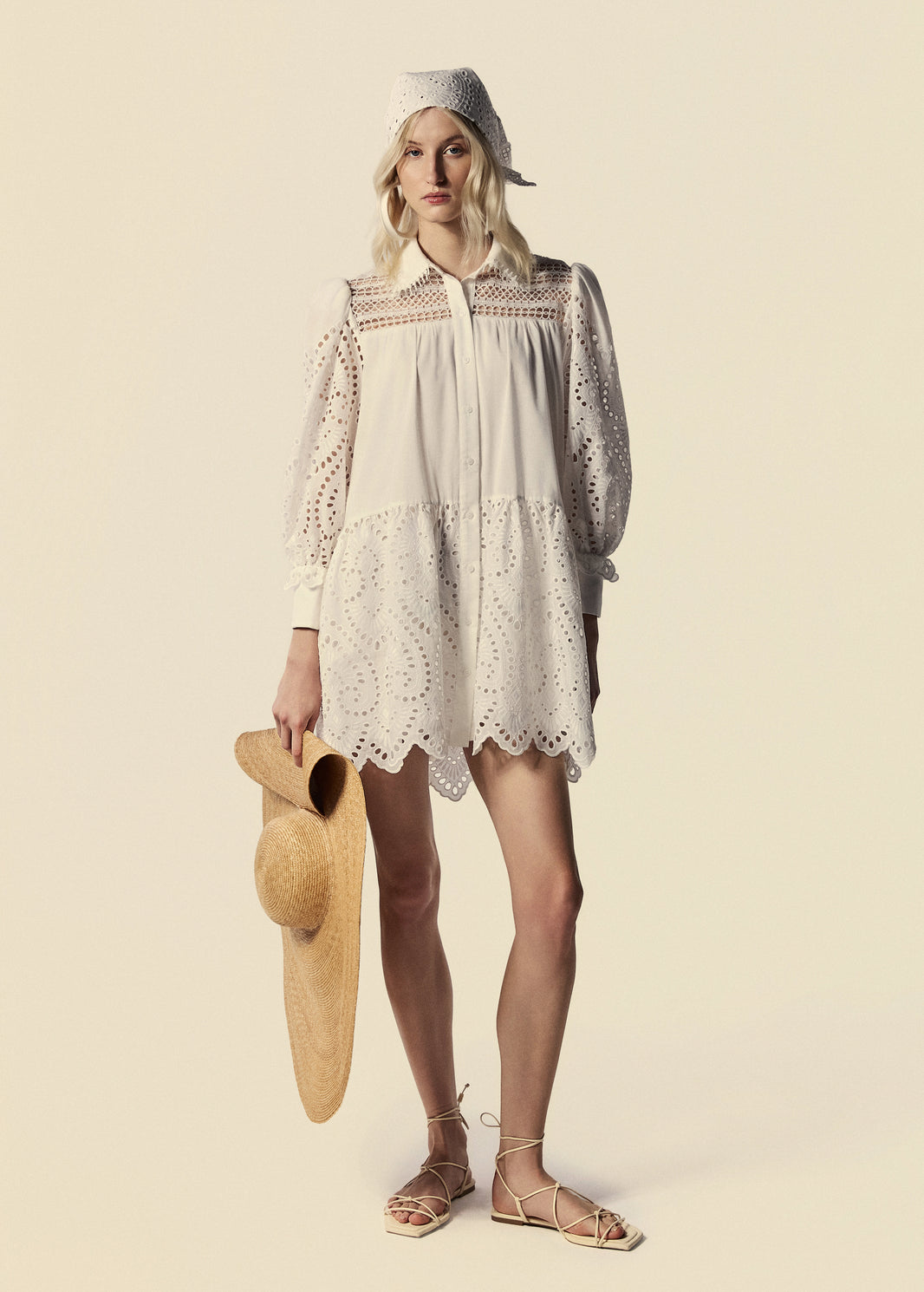 Modelo combina a chemise curta branca com lenço amarrado na cabeça em laise da coleção de Preview Verão 27 da La Gea.