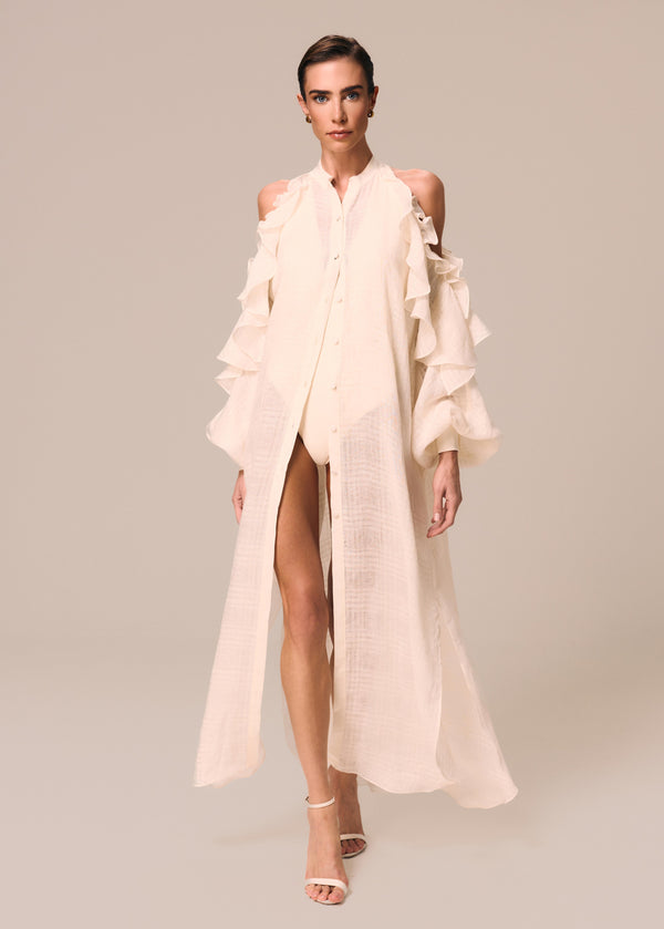 Modelo veste chemise com recorte no ombro babados off White Etéreo e maiô decote em V Pedra La Gea