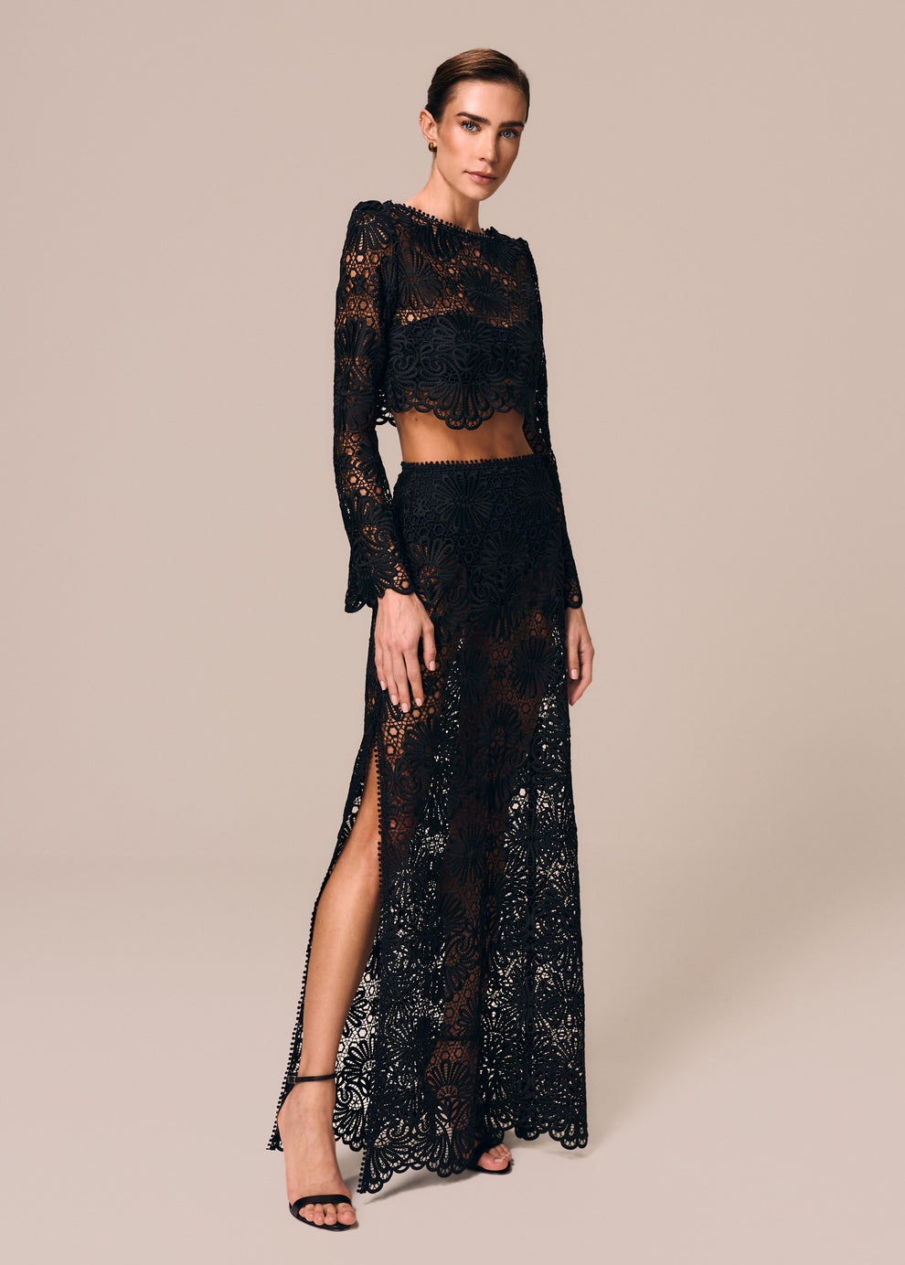 Visual completo com cropped manga longa em renda floral e saia longa em renda floral e hot pants em lycra Cerâmica La Gea