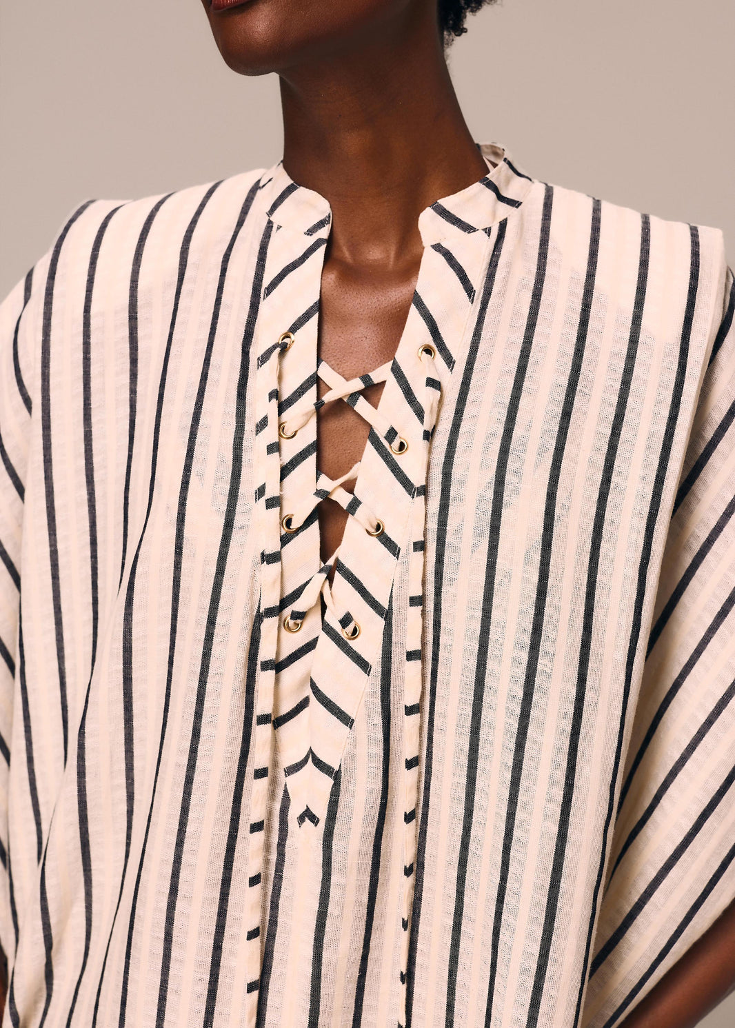 Detalhe do decote em V do kaftan longo listrado Eterno La Gea com amarração 