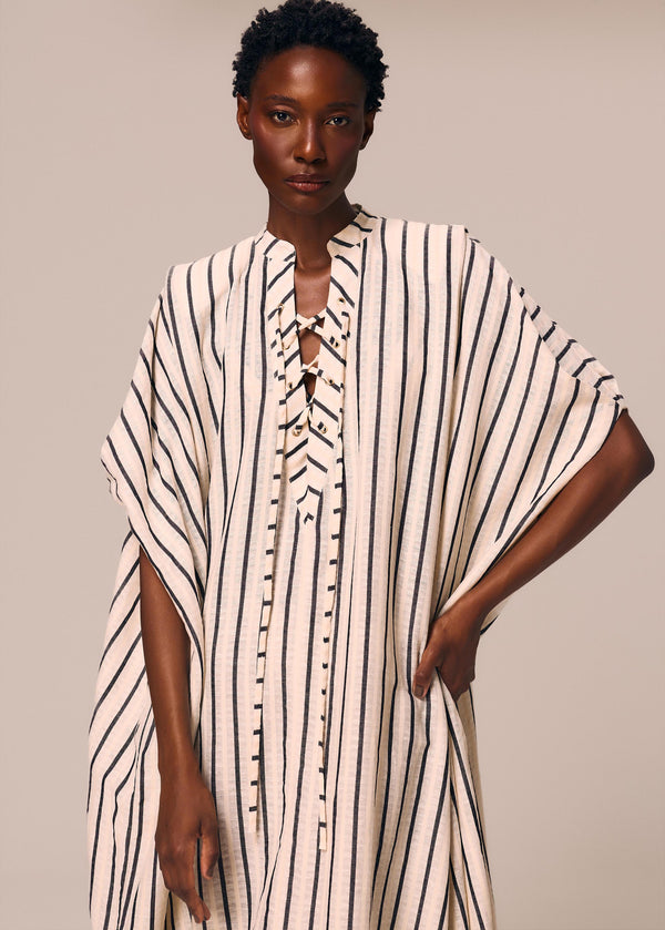 Detalhe frontal do kaftan longo listrado off White e preto Eterno La Gea com amarração no decote