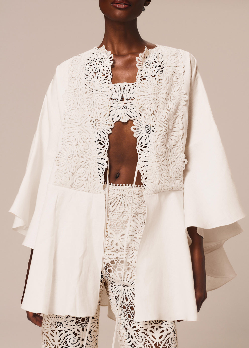 Detalhe da abertura frontal do kimono curto com aplicação de renda off White Essência La Gea
