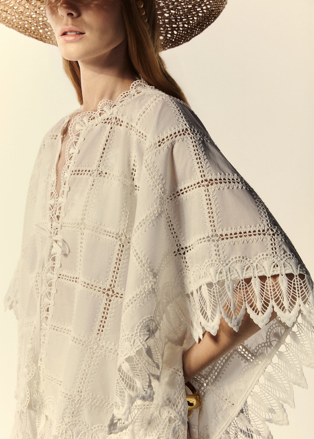 Detalhe da manga do kimono curto em laise off white com aplicação de guipir. 