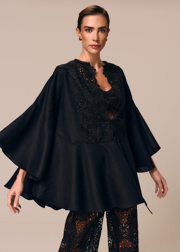 Detalhe do movimento do kimono curto Essência La Gea na cor preto