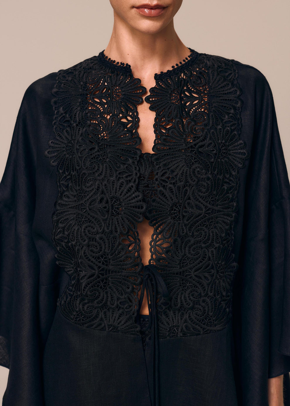 Detalhe da abertura frontal do kimono curto preto Essência La Gea com renda guipir