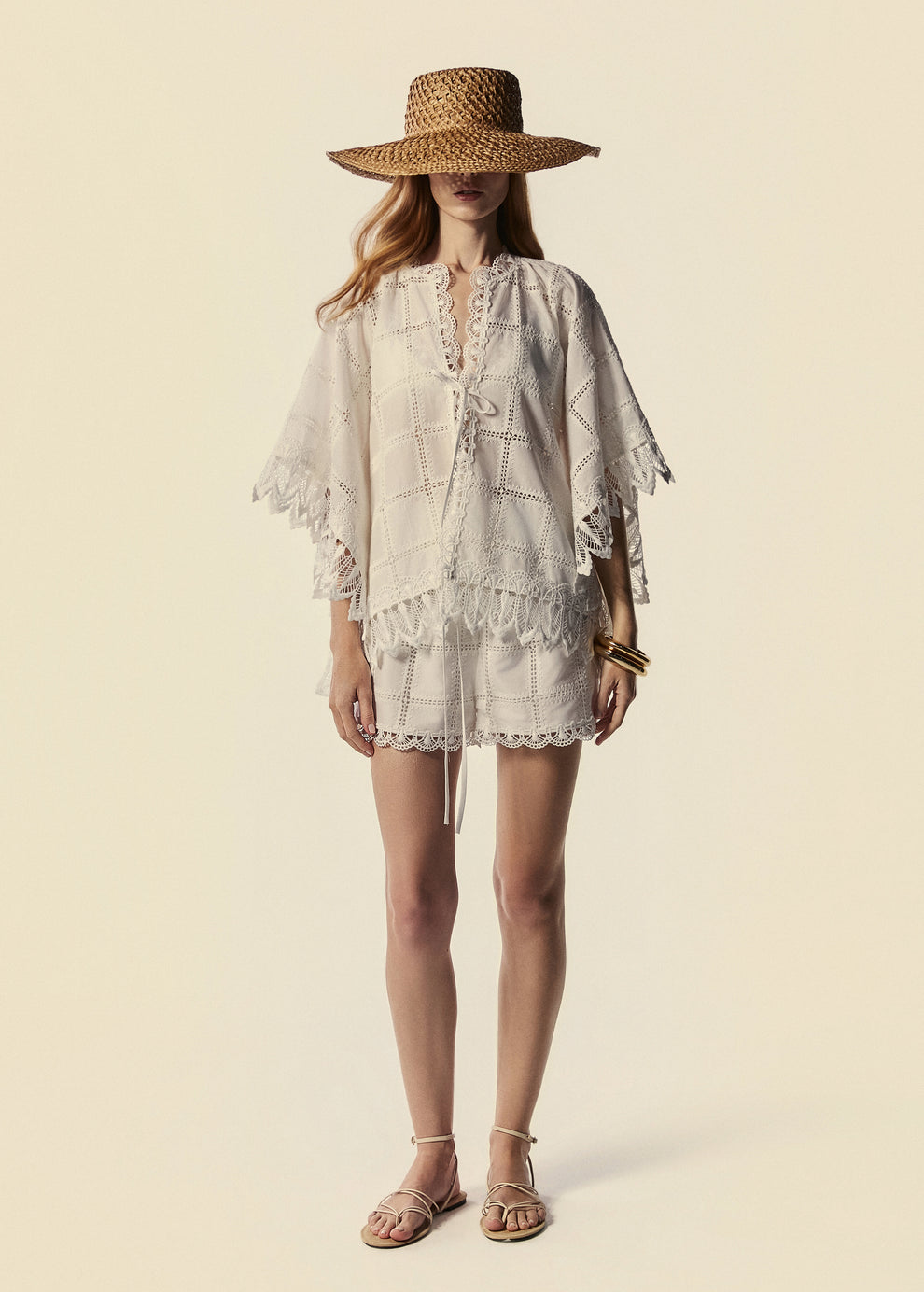 Modelo usa look off white em laise com kimono curto e short boxer do lançamento de Alto Verão 27 da La Gea.