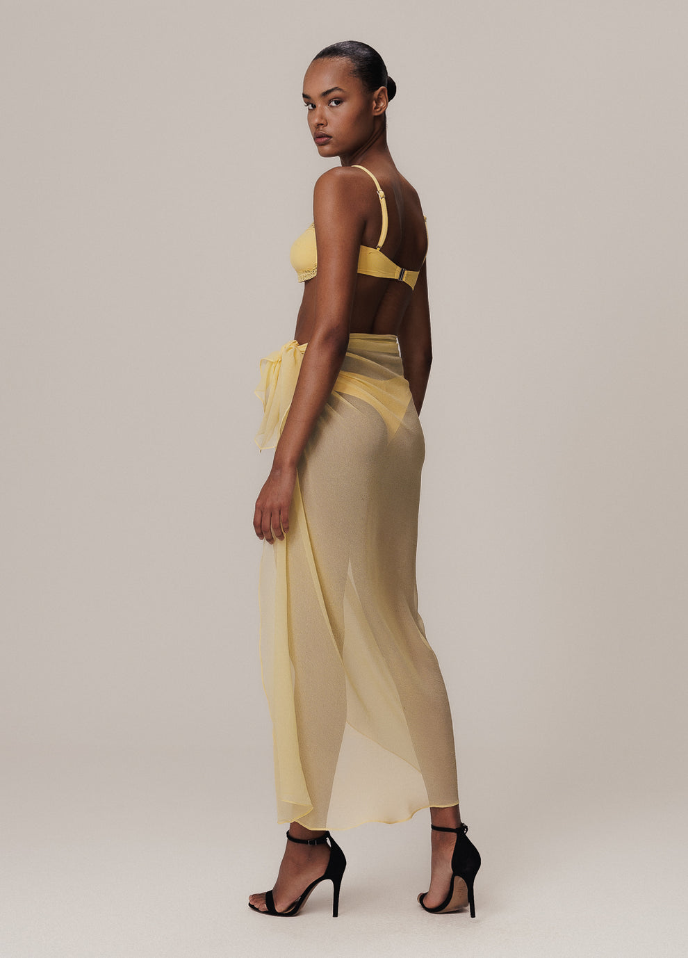 AMARELO