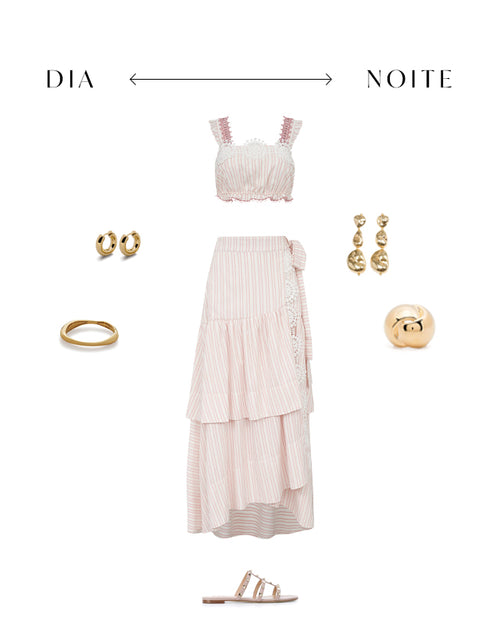 Composição de look verão europeu dia e noite com conjunto listrado em rosa claro, top cropped, saia midi com babados, sandália rasteira e acessórios dourados
