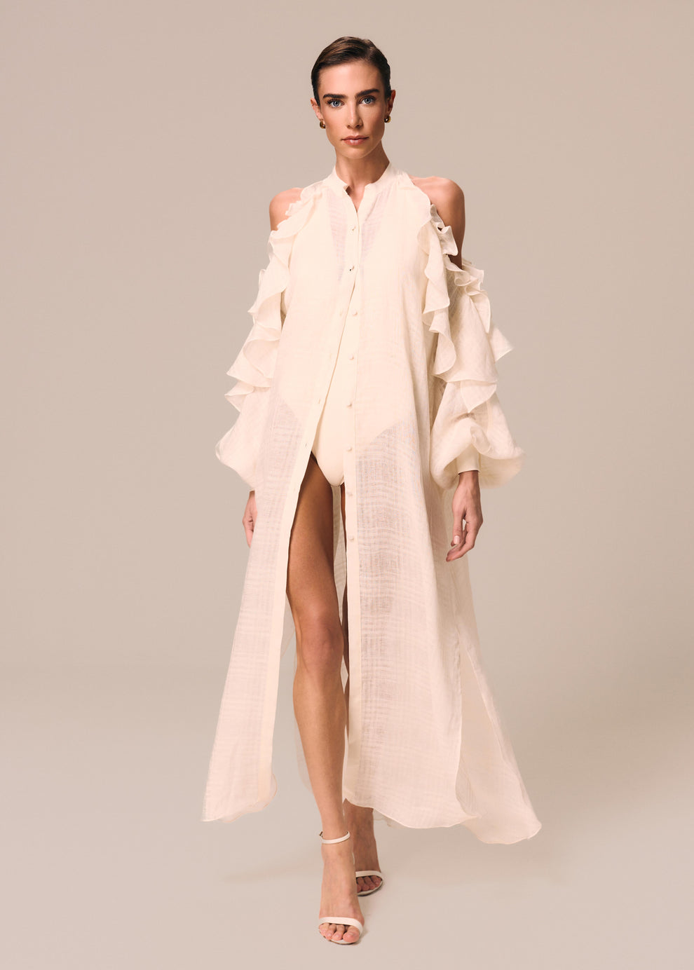 Modelo combina maiô Pedra off White com kaftan longo com recortes nos ombros e babados nas mangas Etéreo La Gea