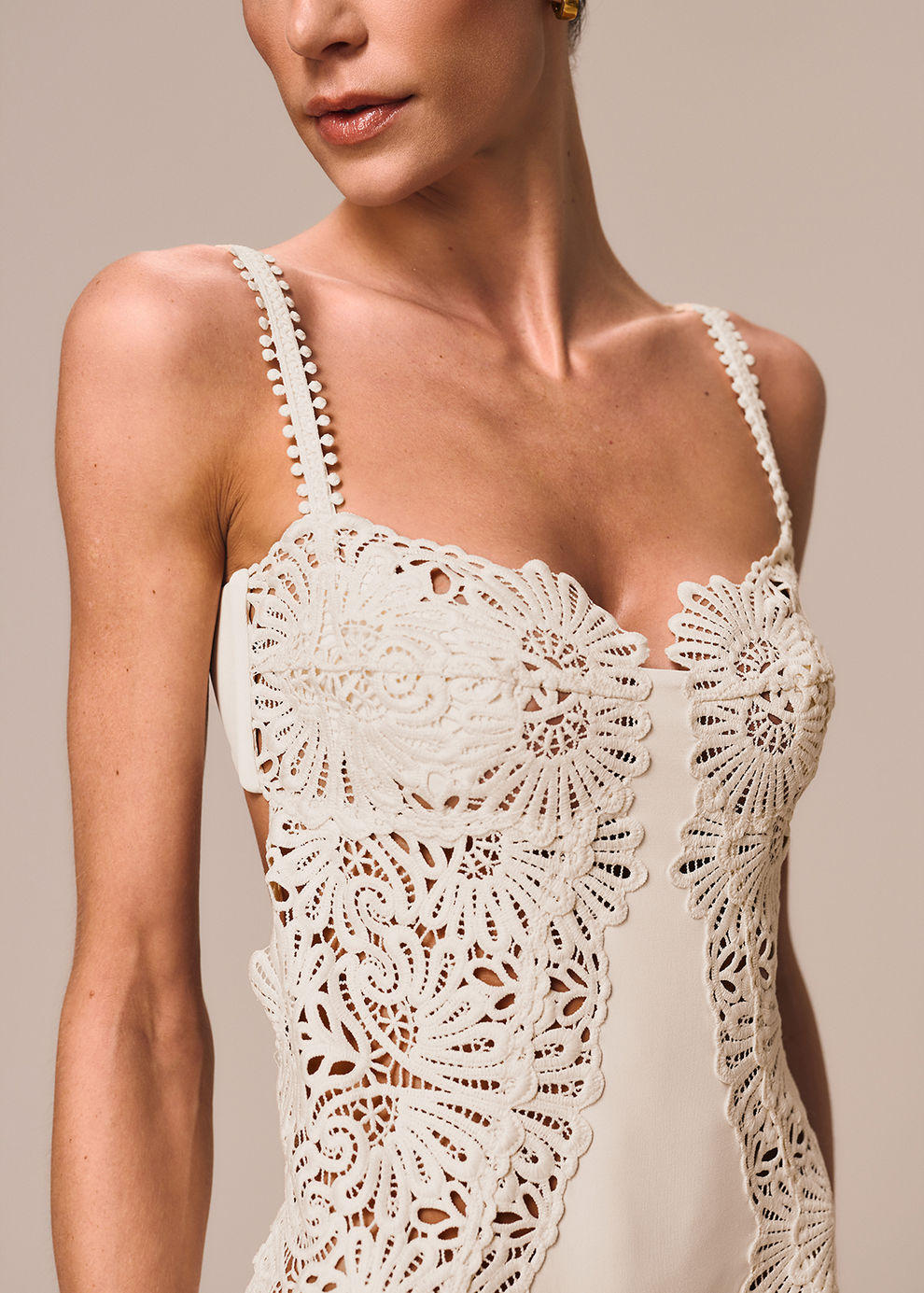 Detalhe do decote do maiô em renda padrão floral da coleção Resort La Gea na cor off white