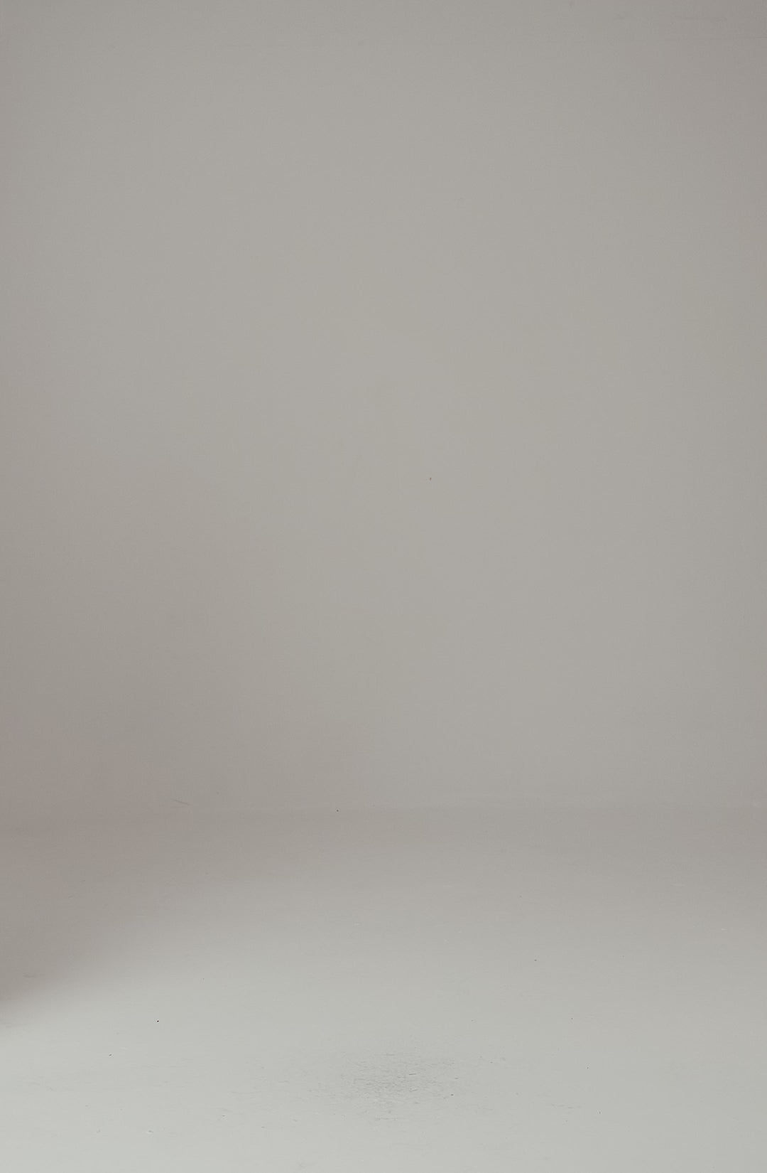 Modelo usa composição na cor preta do top de biquíni cortininha e calcinha laços Pedra La Gea