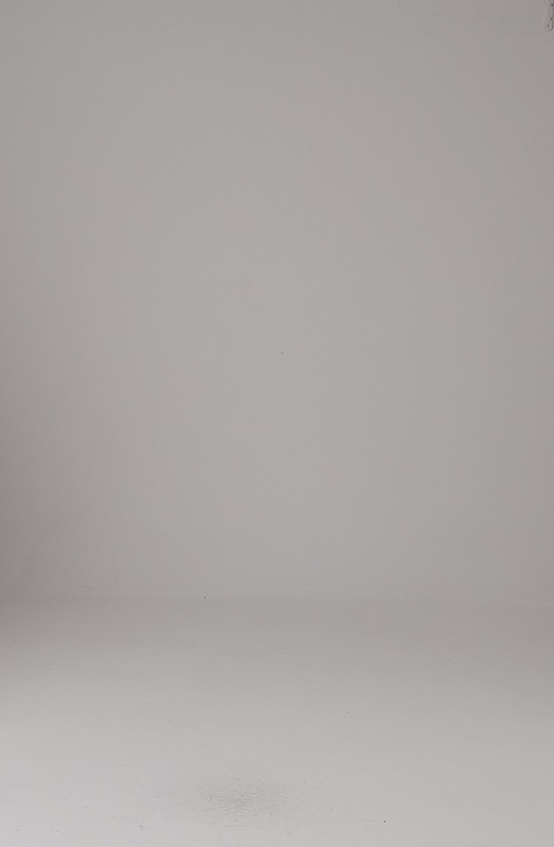 Modelo veste maiô com recorte nas costas e aplicação de guipir Pedra La Gea na cor off White e camisa feminina Essêcia