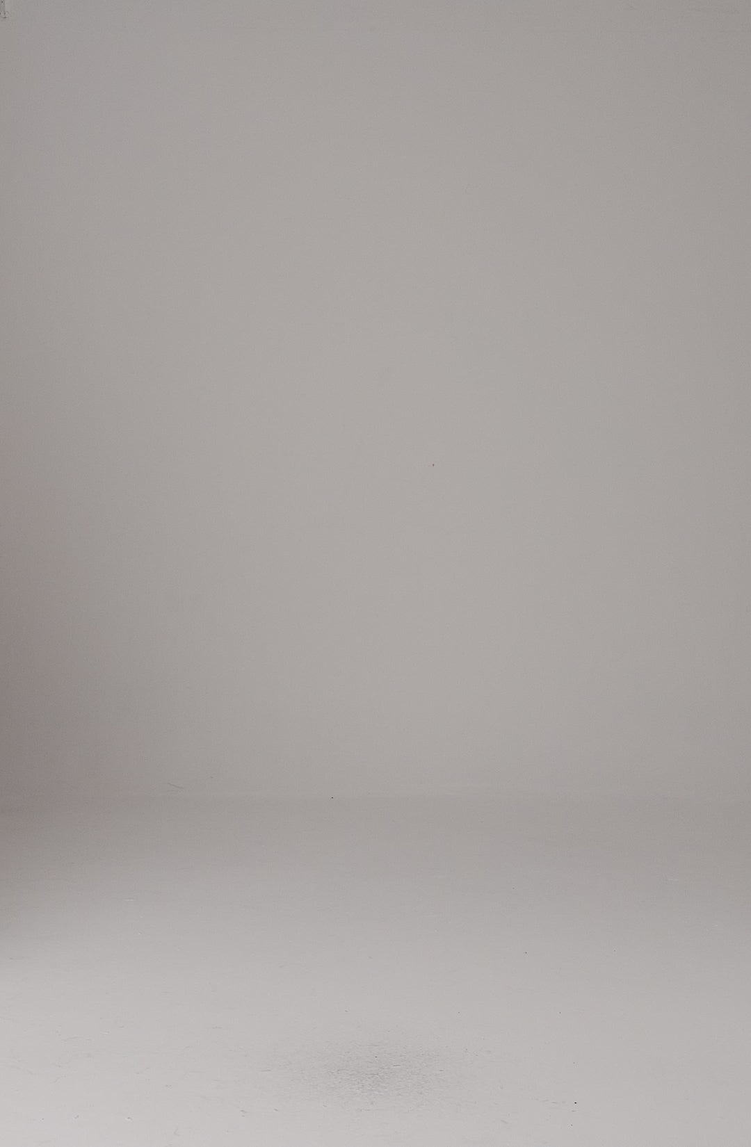 Modelo combina look off White com blazer alfaiataria feminino e calça boxer reta Essência e top bandeau Cerâmica La Gea