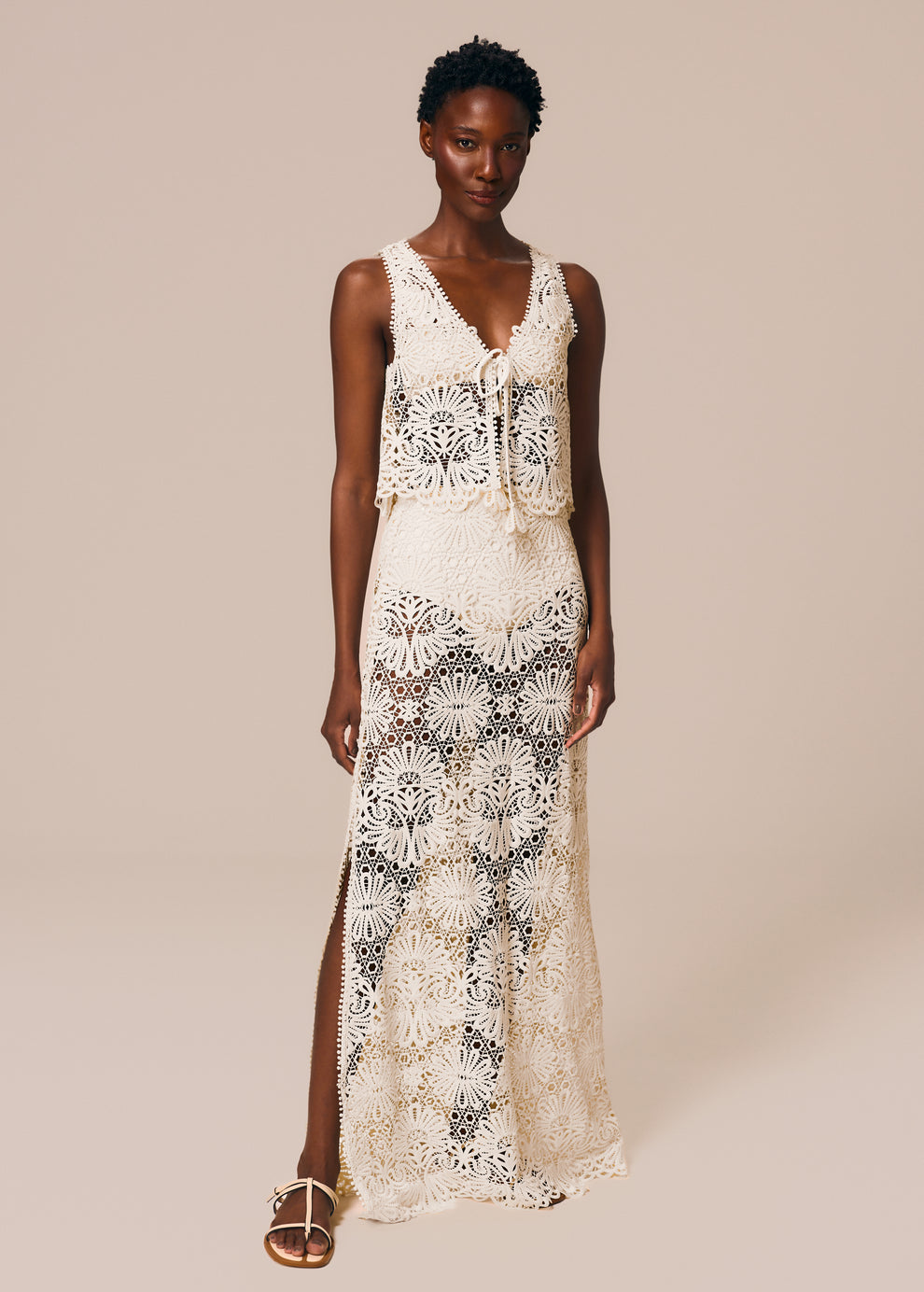 Modelo veste look off white de saia longa com fenda em renda Cerâmica La Gea com top de amarração
